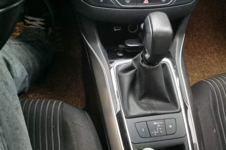 Used Peugeot 408 2018 230THP Automatic Luxury Edition Gear Lever