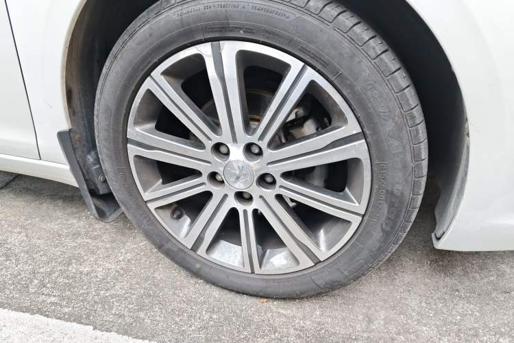 Used Peugeot 408 2018 230THP Automatic Luxury Edition Right Front Wheel Hub
