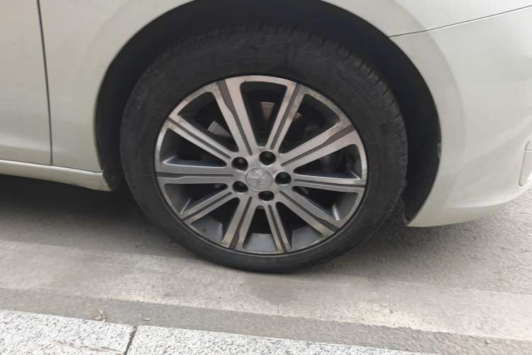Used Peugeot 408 2018 350THP Automatic Luxury Edition Right Front Wheel Hub