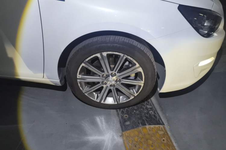 Used Peugeot 408 2018 350THP Automatic Luxury Edition Right Front Wheel Hub