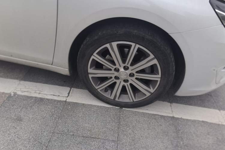 Used Peugeot 408 2018 350THP Automatic Luxury Edition Right Front Wheel Hub