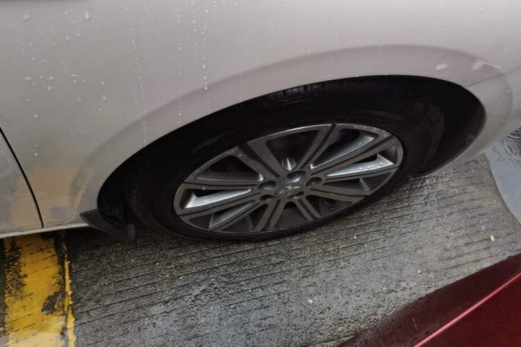 Used Peugeot 408 2018 230THP Automatic Luxury Edition Right Front Wheel Hub
