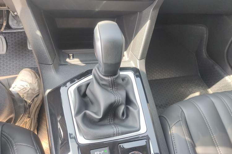 Used Peugeot 408 2022 1.6T Light-Chasing Edition Gear Lever