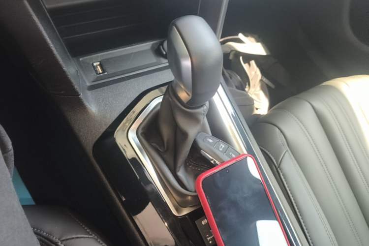 Used Peugeot 408 2022 1.6T Light-Chasing Edition Gear Lever