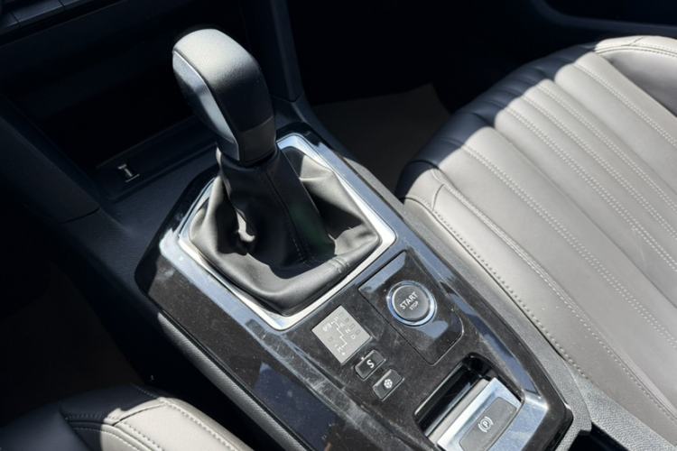 Used Peugeot 408 2022 1.6T Light-Chasing Edition Interior 3