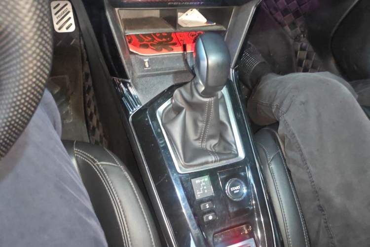 Used Peugeot 408 2022 1.6T Light-Chasing Edition Gear Lever