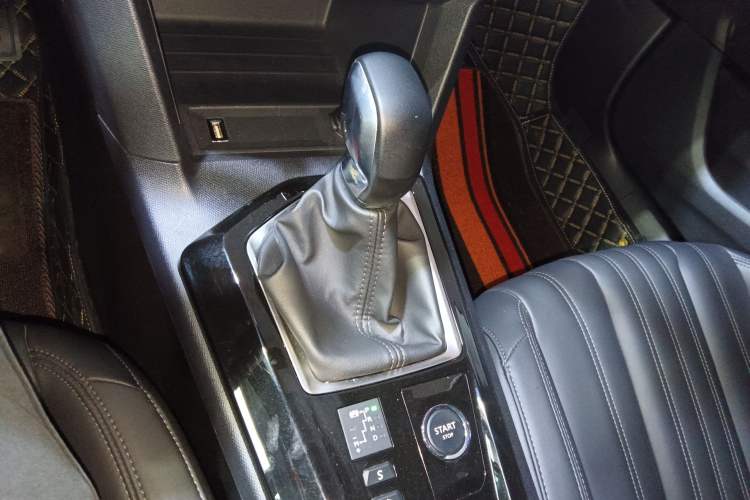 Used Peugeot 408 2022 1.6T Light-Chasing Edition Gear Lever