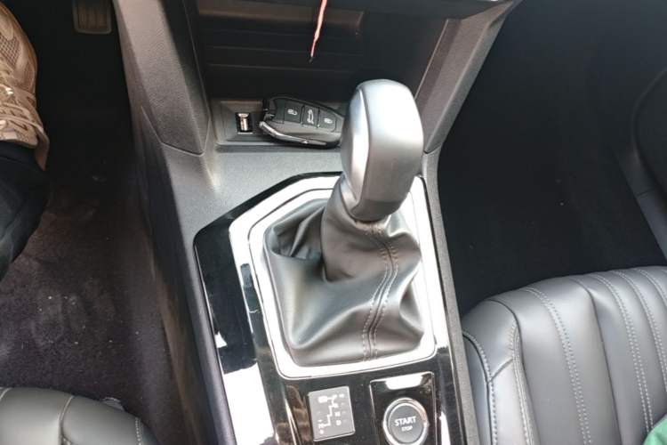 Used Peugeot 408 2022 1.6T Light-Chasing Edition Gear Lever