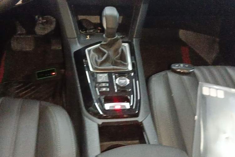 Used Peugeot 408 2022 1.6T Light-Chasing Edition Gear Lever