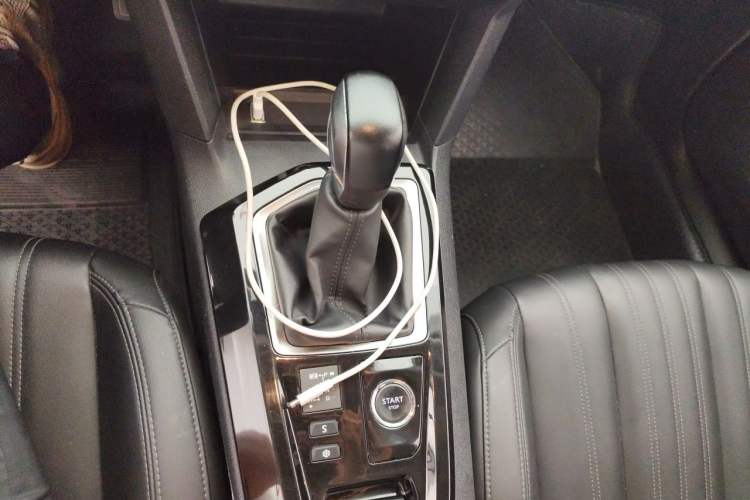 Used Peugeot 408 2022 1.6T Light-Chasing Edition Gear Lever
