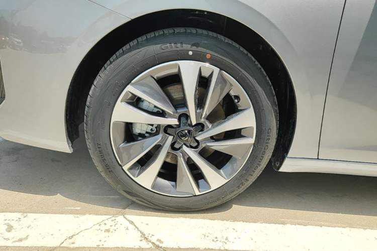 Used Peugeot 408 2022 1.6T Light-Chasing Edition Left Front Wheel Hub