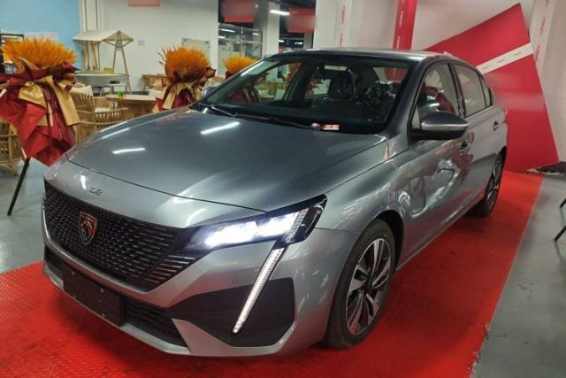 Używany Peugeot 408 2022 1.6T Light-Chasing Edition