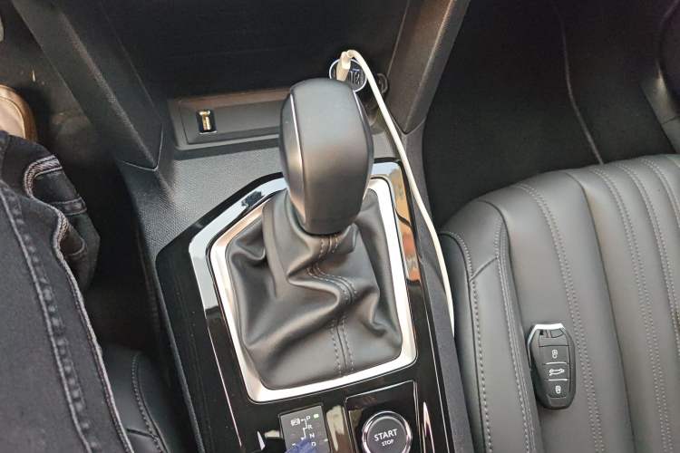 Used Peugeot 408 2022 1.6T Light-Chasing Edition Gear Lever