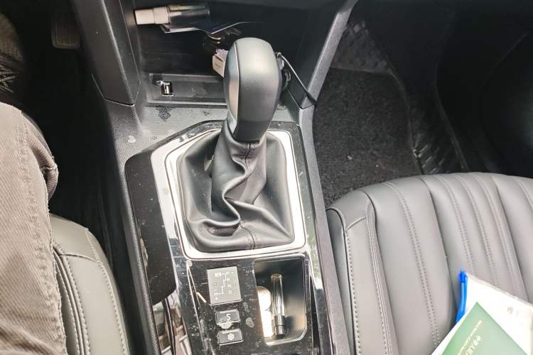 Used Peugeot 408 2022 1.6T Light-Chasing Edition Gear Lever
