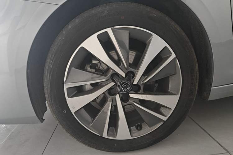 Used Peugeot 408 2022 1.6T Light-Chasing Edition Left Front Wheel Hub