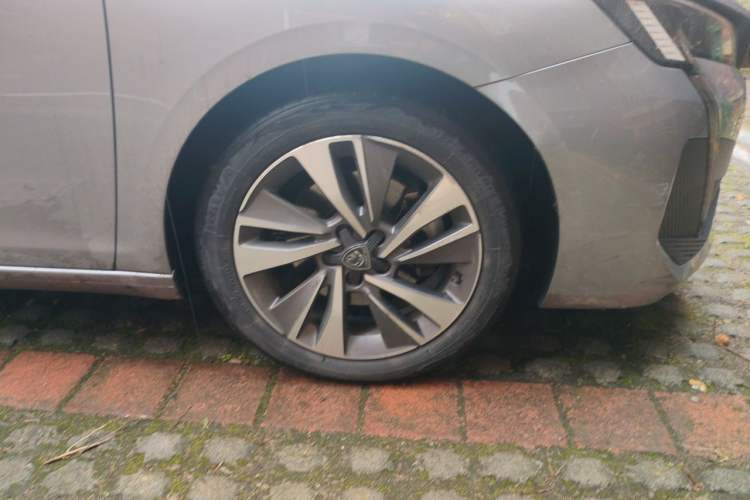 Used Peugeot 408 2022 1.6T Light-Chasing Edition Right Front Wheel Hub