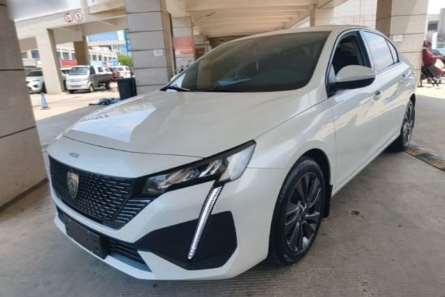 Ojetý Peugeot 408 2022 1.6T Ambition Edition
