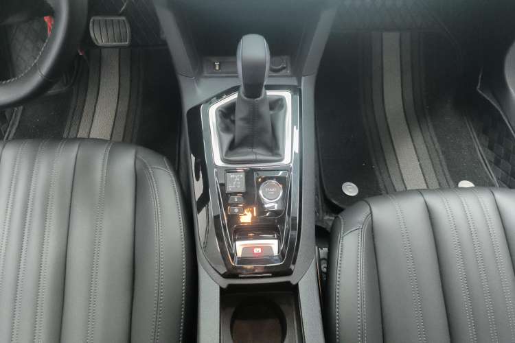 Used Peugeot 408 2022 1.6T Light-Chasing Edition Gear Lever