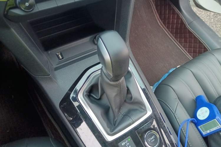 Used Peugeot 408 2022 1.6T Light-Chasing Edition Gear Lever