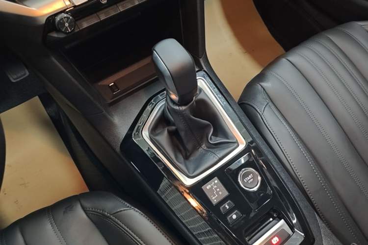 Used Peugeot 408 2022 1.6T Light-Chasing Edition Gear Lever
