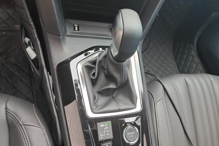 Used Peugeot 408 2022 1.6T Light-Chasing Edition Gear Lever