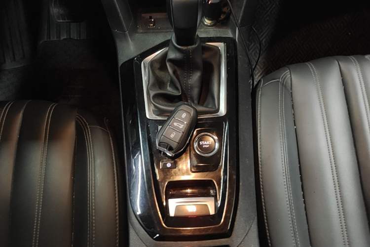 Used Peugeot 408 2022 1.6T Light-Chasing Edition Gear Lever