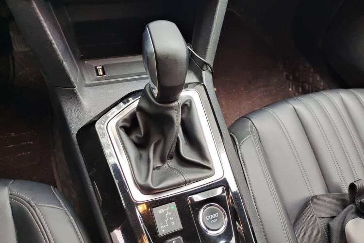 Used Peugeot 408 2022 1.6T Light-Chasing Edition Gear Lever