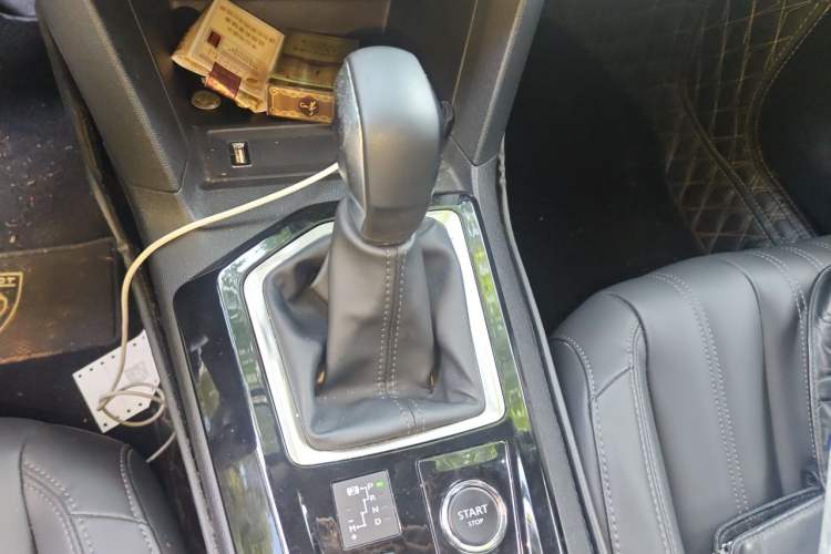 Used Peugeot 408 2022 1.6T Light-Chasing Edition Gear Lever
