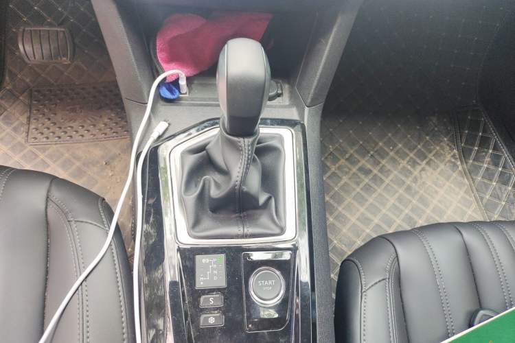 Used Peugeot 408 2022 1.6T Light-Chasing Edition Gear Lever