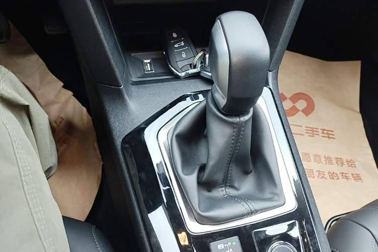 Used Peugeot 408 2022 1.6T Light-Chasing Edition Gear Lever