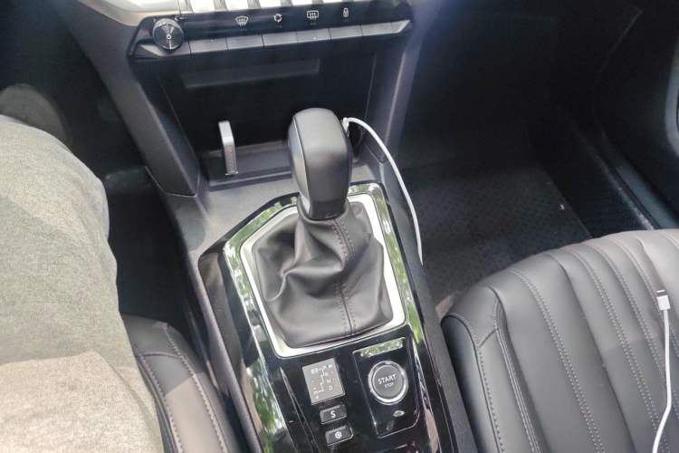Used Peugeot 408 2022 1.6T Light-Chasing Edition Gear Lever
