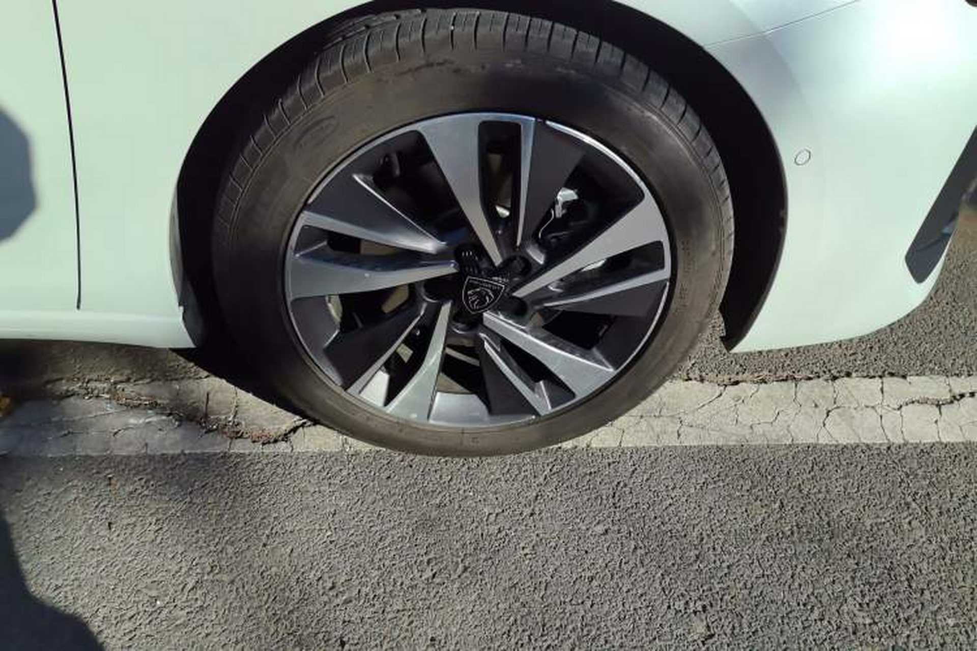Used Peugeot 408 2022 1.6T Dream Edition Right Front Wheel Hub
