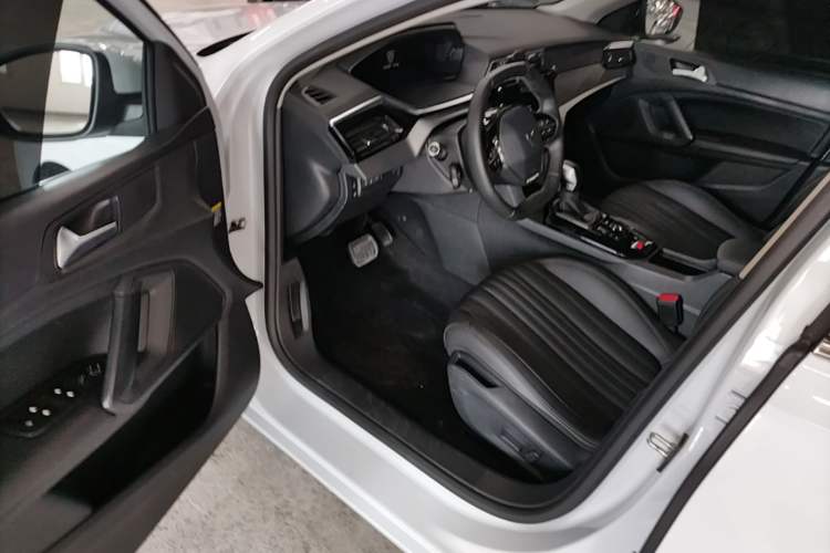 Used Peugeot 408 2024 360THP "Da Da" Model – Latou Edition Driver Seat