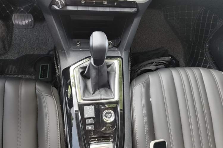 Used Peugeot 408 2024 360THP "Da Da" Model – Latou Edition Gear Lever