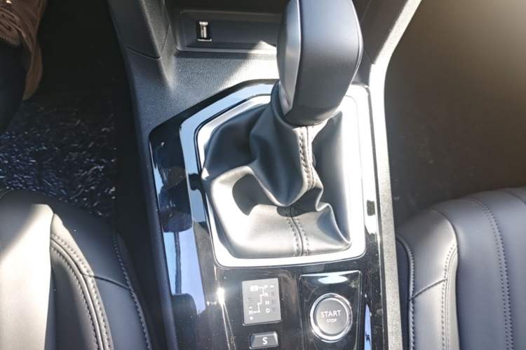 Used Peugeot 408 2024 360THP "Da Da" Model – Latou Edition Gear Lever