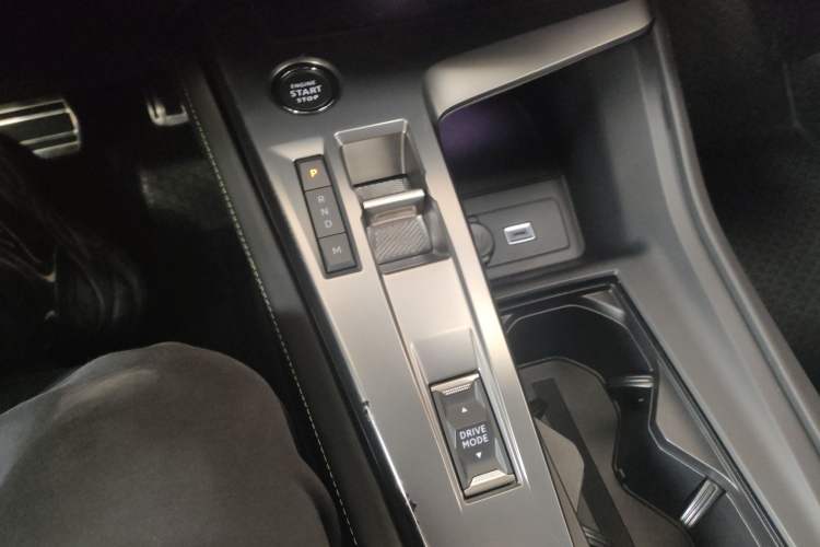 Used Peugeot 408X 2023 Boundary-Free Edition Gear Lever
