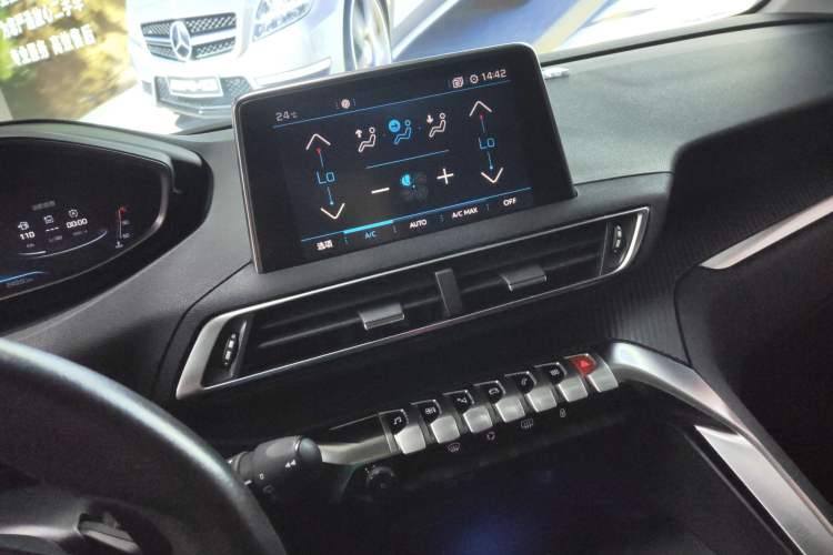 Used Peugeot 5008 2017 380THP 7-Seater Elite Edition Audio And AC Panel