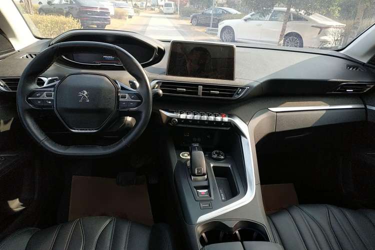 Used Peugeot 5008 2017 380THP 7-Seater Luxury Edition Center Console