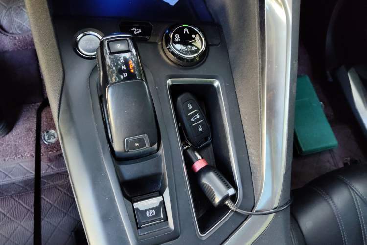 Used Peugeot 5008 2017 380THP 7-Seater Luxury Edition Gear Lever