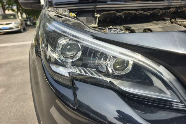 Used Peugeot 5008 2017 380THP 7-Seater Elite Edition Right Front Headlight