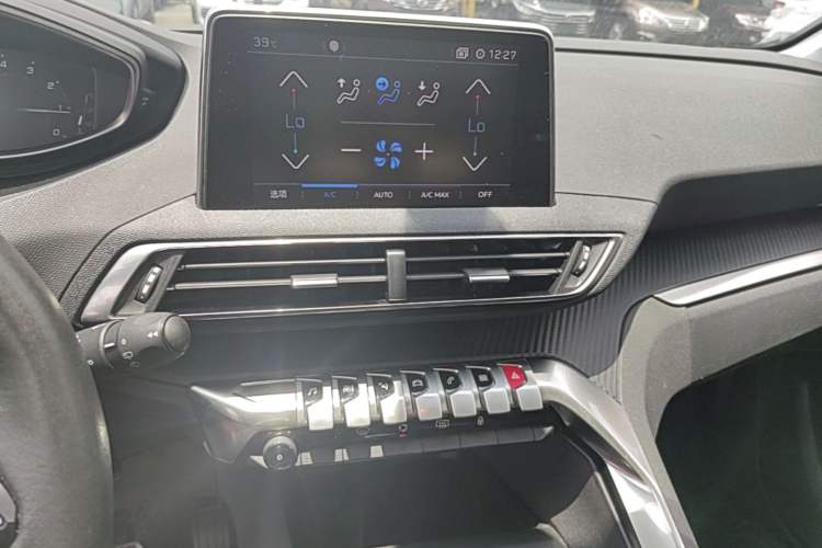 Used Peugeot 5008 2017 380THP 7-Seater Elite Edition Audio And AC Panel