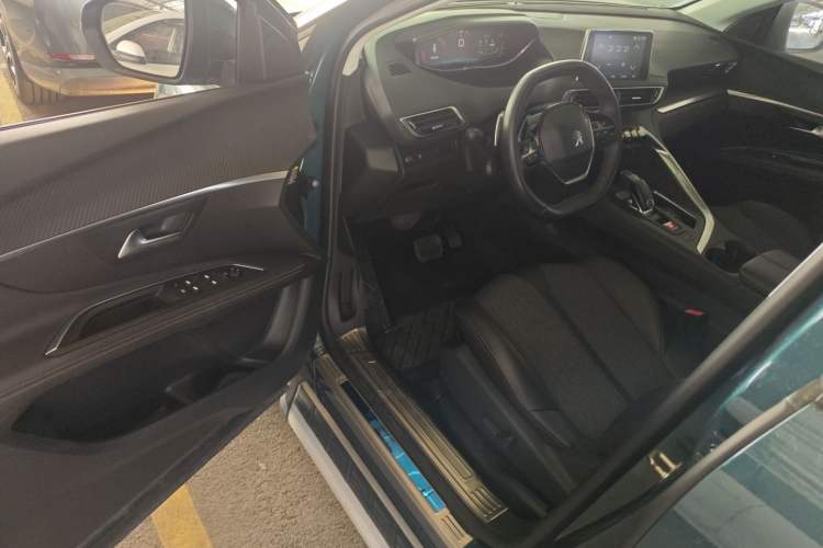 Used Peugeot 5008 2017 350THP 7-Seater Elite Edition Driver Seat