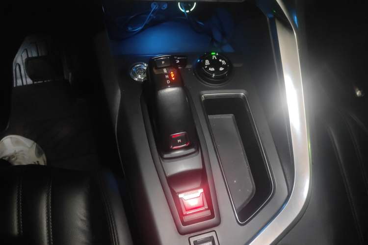 Used Peugeot 5008 2017 380THP 7-Seater Luxury Edition Gear Lever