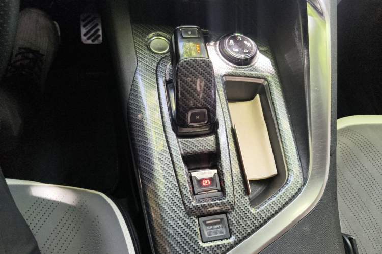 Used Peugeot 5008 2017 380THP 7-Seater Luxury Edition Gear Lever
