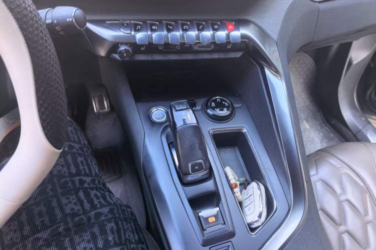 Used Peugeot 5008 2017 380THP 7-Seater Luxury GT Edition Gear Lever