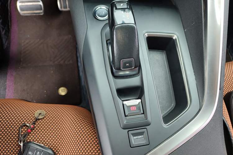 Used Peugeot 5008 2017 350THP 7-Seater Elite Edition Gear Lever