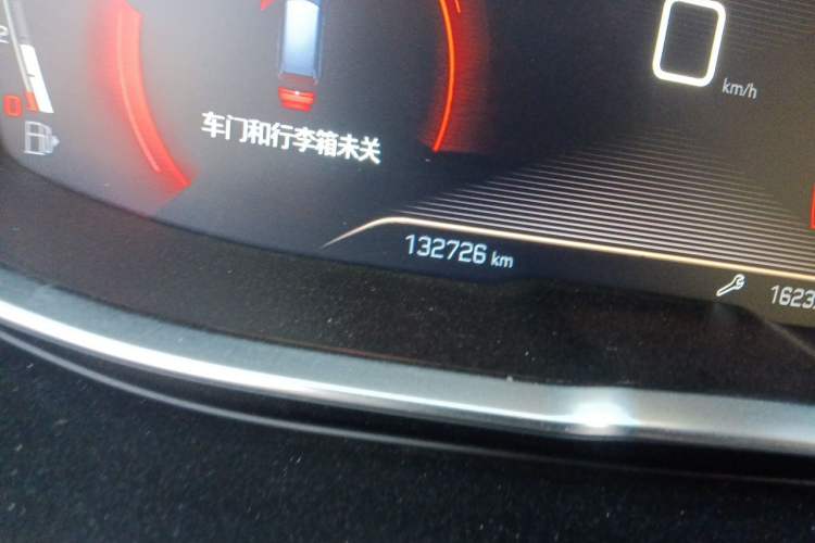 Used Peugeot 5008 2017 380THP 7-Seater Elite Edition Odometer Close Up