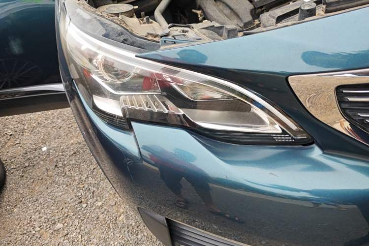 Used Peugeot 5008 2017 380THP 7-Seater Luxury Edition Right Front Headlight