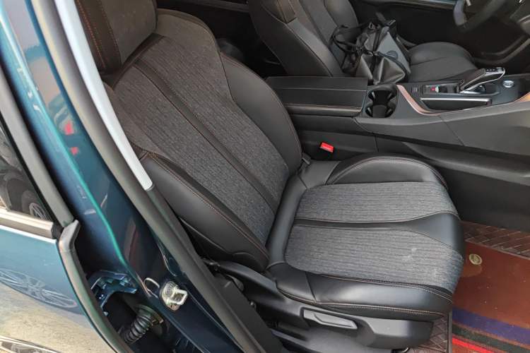 Used Peugeot 5008 2017 380THP 7-Seater Elite Edition Right Front Seat