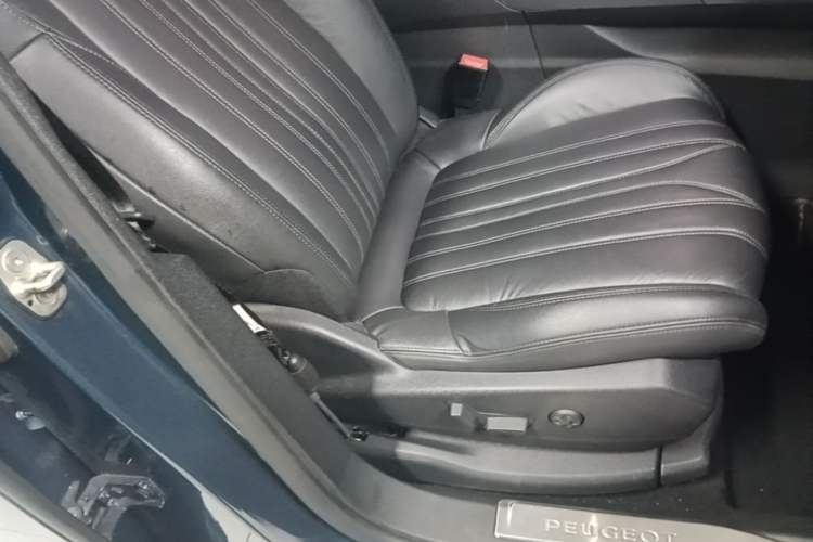 Used Peugeot 5008 2017 380THP 7-Seater Luxury Edition Right Front Seat